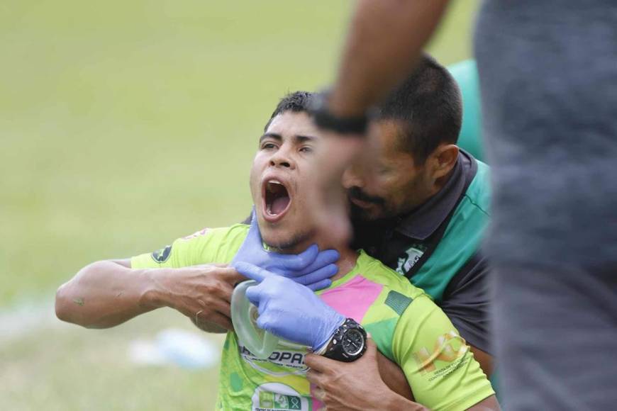 El futbolista del CD San Juan gritaba que no podía respirar tras el golpe que recibió en la garganta.