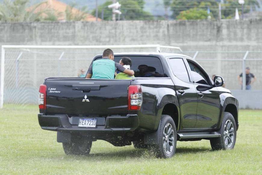 El carro se retiró rápido del campo para trasladar a Emilson Figueroa a una clínica de El Progreso.