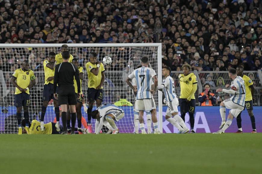 Secuencia del tiro libre de Messi que acabó en un golazo. Obra de arte.