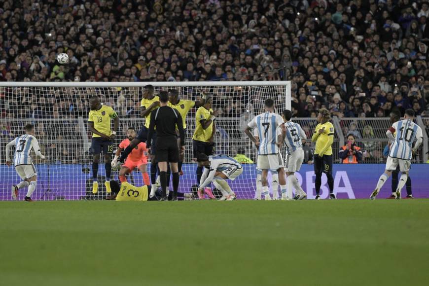 Secuencia del tiro libre de Messi que acabó en un golazo. Obra de arte.