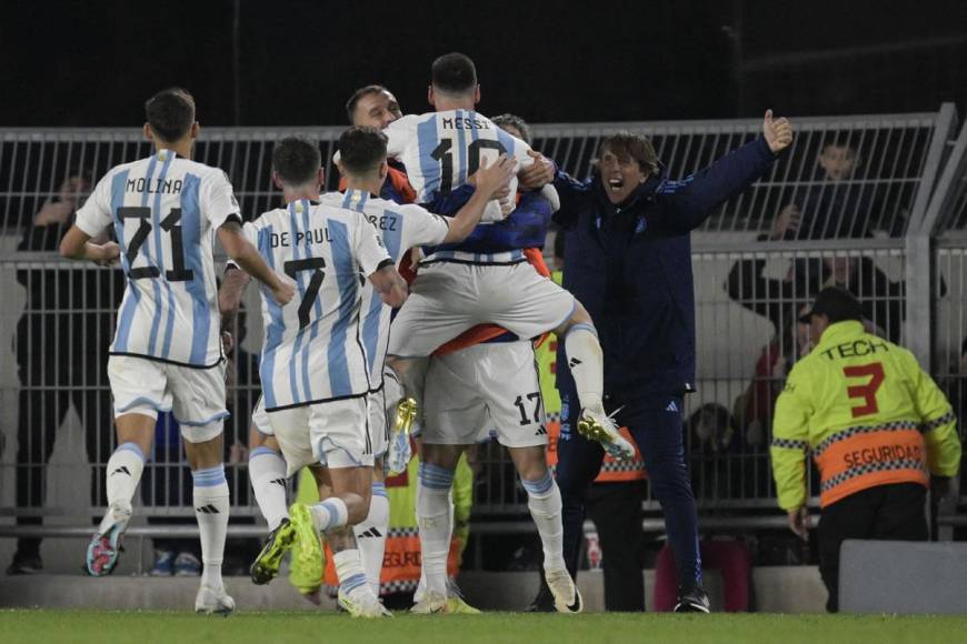 Leo Messi se fue a abrazar con ambos y ahí llegaron los demás compañeros, Álvarez, De Paul y Nahuel Molina.