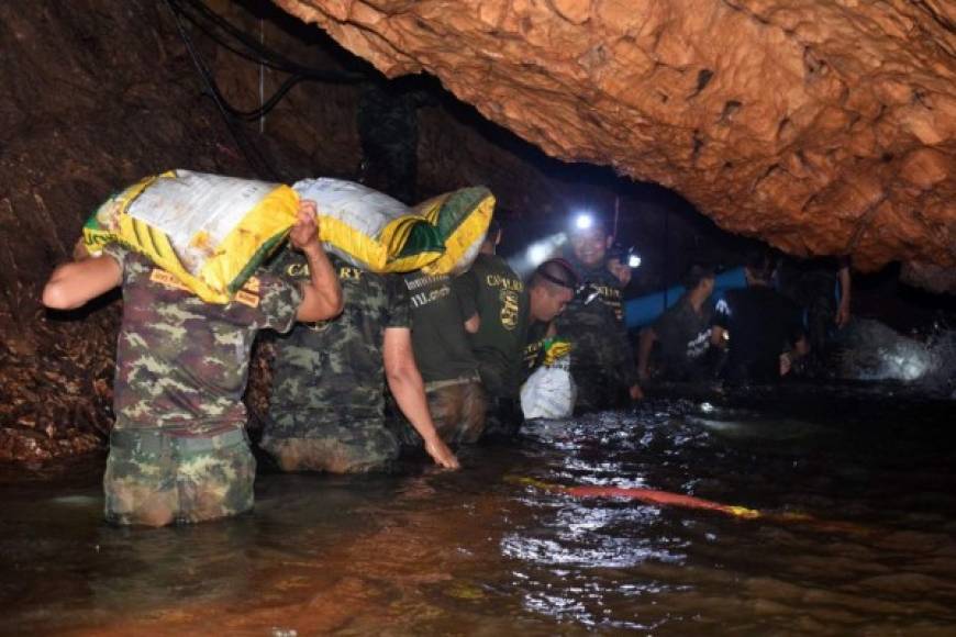 En un principio se pensaba que los niños podrían quedarse durante mucho tiempo en la cueva, se les proporcionó alimento para varios meses, pero la marina tailandesa anunció que el tiempo para el rescate es limitado.