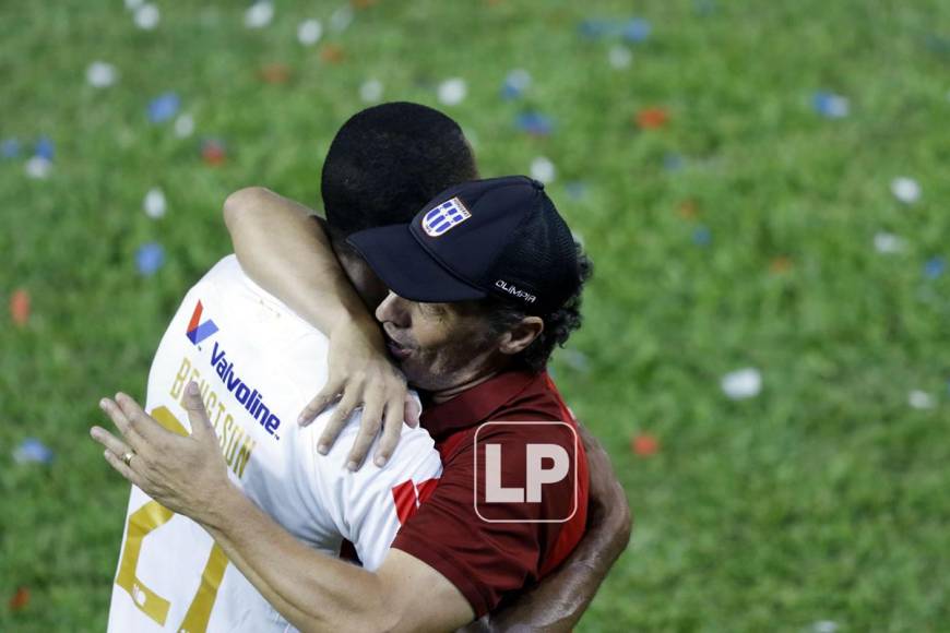 El tremendo abrazo que le dio Pedro Troglio a Jerry Bengtson tras su gol.