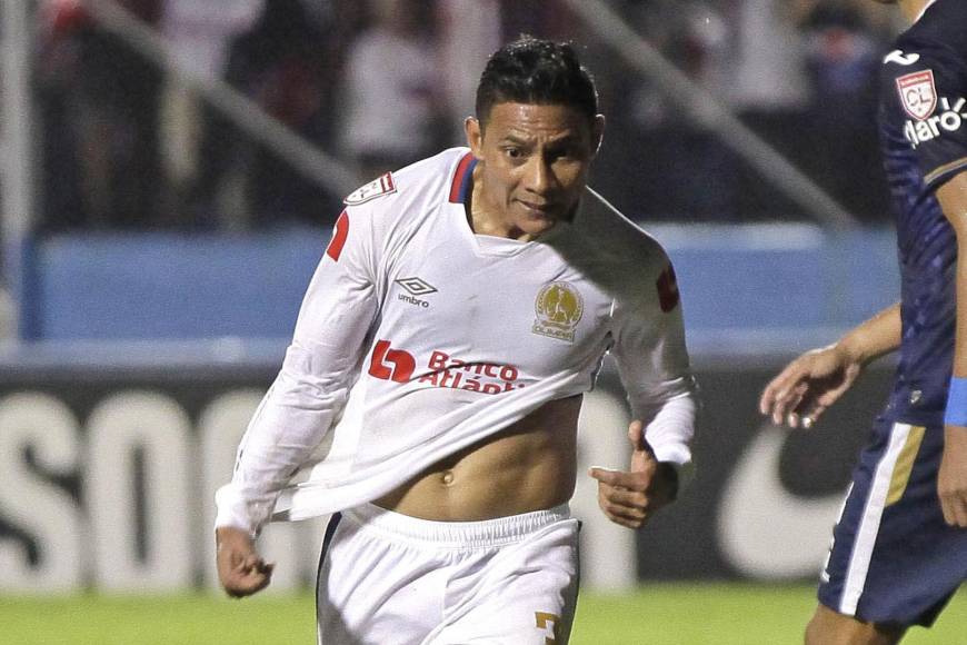 Carlos ‘Mango‘ Sánchez intentó quitarse la camiseta en la celebración, pero al final decidió que no.