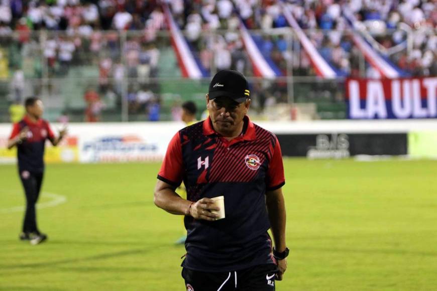 La reacción de Reynaldo Tilguath. El técnico del Génesis salió molesto del estadio Carlos Miranda tras no poder mantener el resultado ante el Olimpia.