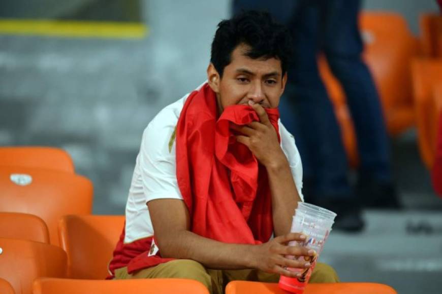 Un aficionado de Perú, triste tras la eliminación de su selección en el Mundial de Rusia 2018. Foto AFP