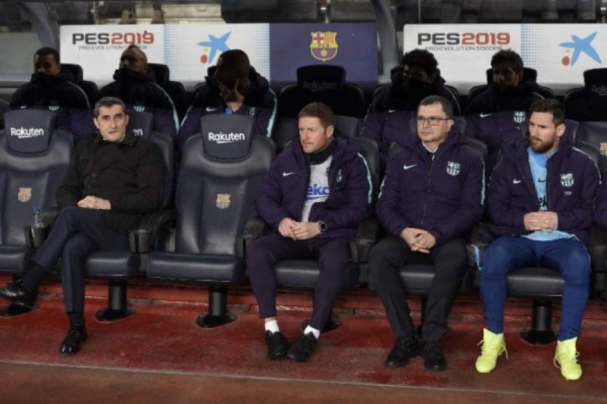 Real Madrid players react to their defeat at the end of the Spanish Copa del Rey (King's Cup) semi-final second leg football match between Real Madrid and Barcelona at the Santiago Bernabeu stadium in Madrid on February 27, 2019. (Photo by OSCAR DEL POZO / AFP)