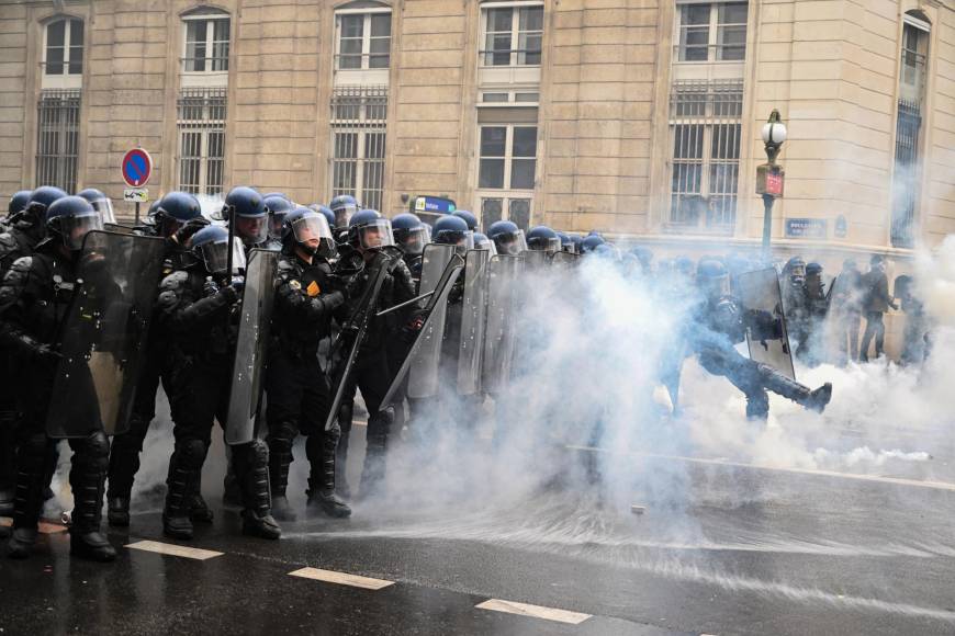 En Lyon, varios cientos de personas se adelantaron al cortejo sindical e igualmente atacaron las vitrinas de establecimientos comerciales y quemaron, entre otros, un coche de lujo en el centro, entre la avenida Jaurês y la calle Saint Michel, según France Info. 