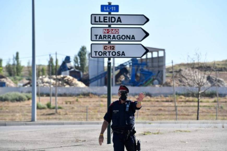 España: Cataluña ordenó el sábado el confinamiento de una zona de unos 200.000 habitantes, alrededor de Lérida (noreste). Las entradas y salidas están restringidas en esta zona y las reuniones de más de diez personas prohibidas.