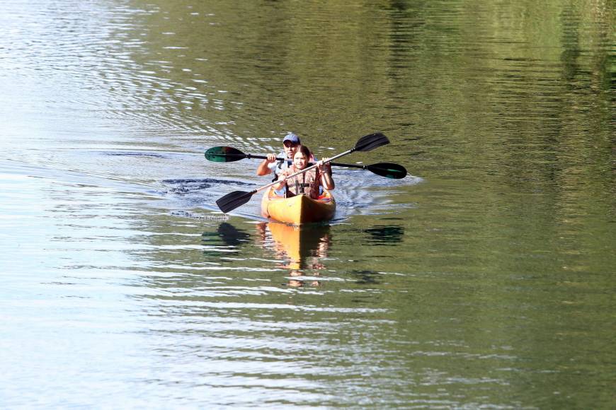 Los paseos en Kayaks son de las principales atracciones en el canal de Los Naranjos, en donde los pobladores han emprendido en el turismo y ofrecen seguridad y diversión a los vacacionistas.