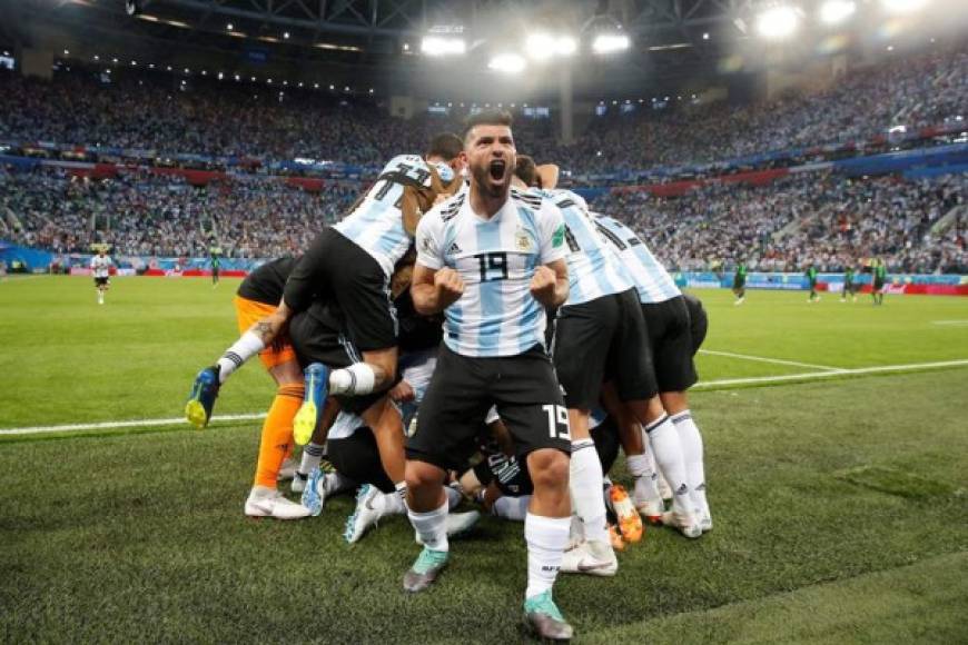 Eufórico festejo de los jugadores de Argentina tras el gol de Marcos Rojo. Foto EFE