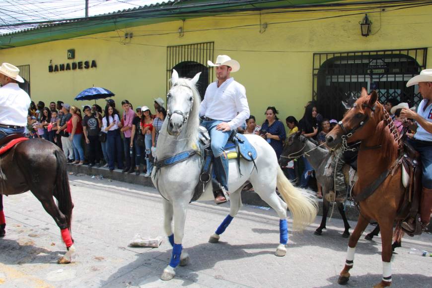 Imponentes caballos acapararon la atención de la multitud que presenció el desfile hípico organizado por la Asociación de Ganaderos y Agricultores de Copán (AGAC)