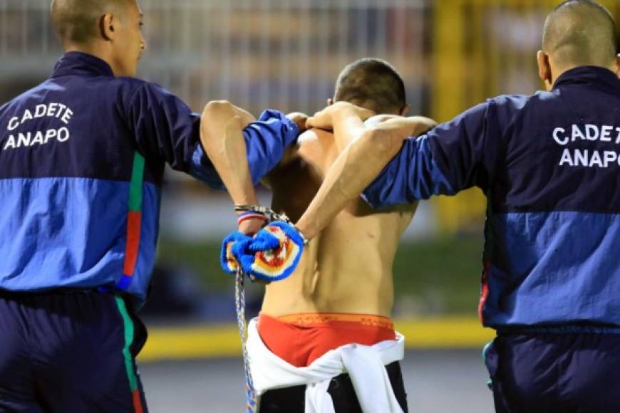 Elementos de seguridad sacaron esposado del estadio Nacional a otro aficionado.