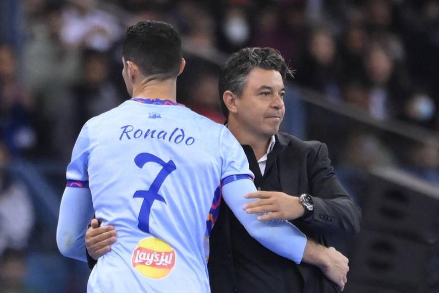 Cristiano Ronaldo saludando a Marcelo Gallardo, que dirigió al Riyadh Season Team, al momento de salir del campo.