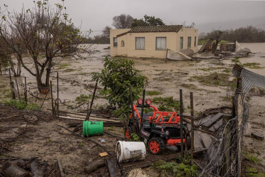 Las lluvias casi récord han azotado gran parte de <b>California</b> desde hace semanas, con nueve sistemas de tormentas que irrumpieron en el estado desde el océano Pacífico en una rápida sucesión.