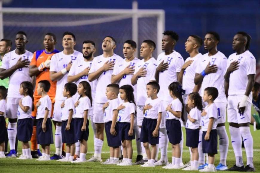 Los jugadores de la Selección de Honduras entonando el himno nacional.