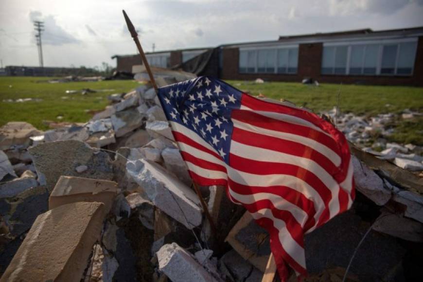 Las autoridades de la ciudad de Stanhope, Nueva Jersey evalúan los estragos, causado por un tornado que azotó la región la noche del martes mientras que partes de Pensilvania y Nueva York se encuentran bajo avisos de tornados, un fenómeno inusual en estas regiones.