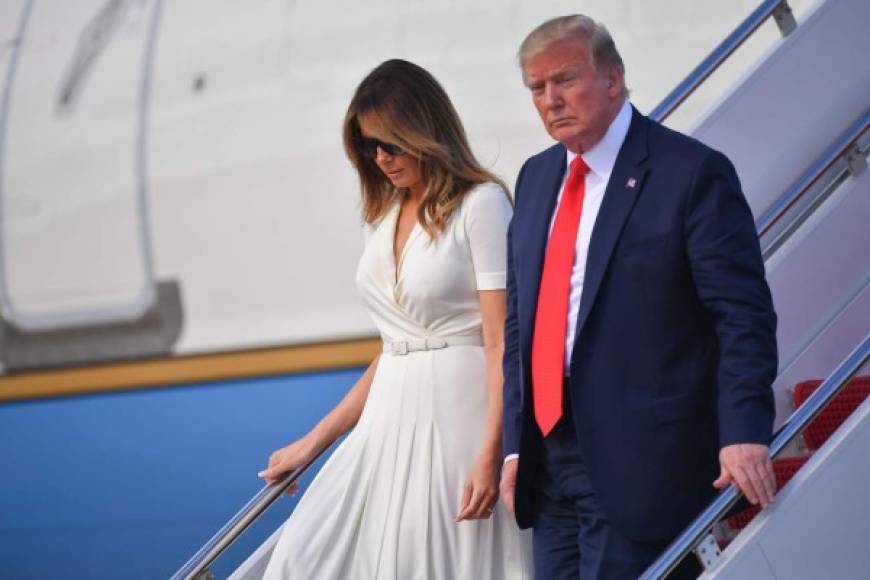 Tras ese incidente, Melania confirmó que sus polémicos atuendos tienen un mensaje oculto.'Obviamente, no llevaba la chaqueta por los niños migrantes. Llevé la chaqueta para subir y bajar del avión. Y era para toda esa gente de los medios de izquierdas que me critican. Les quería mostrar que no me importa', declaró.