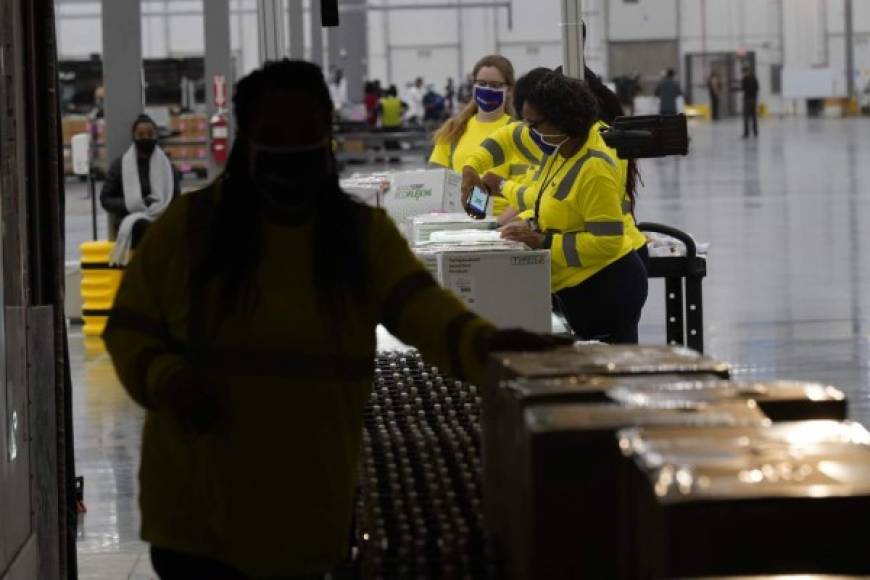 Esas cajas, que contienen cada una 100 dosis, tienen previsto viajar durante la próxima semana por aire y por tierra a 3.700 puntos del país, una labor que recae tanto en FedEX como en UPS, otro gran operador logístico de EEUU.<br/>