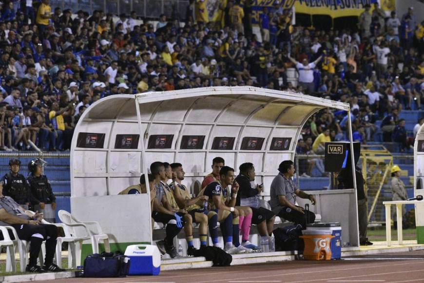 El rostro de los jugadores suplentes de Motagua tras el gol de Tigres.