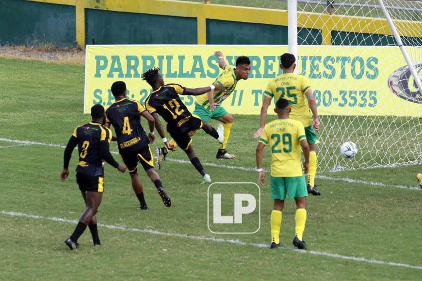 La acción del primer gol del Parrillas One marcado por el defensa Carlos López.