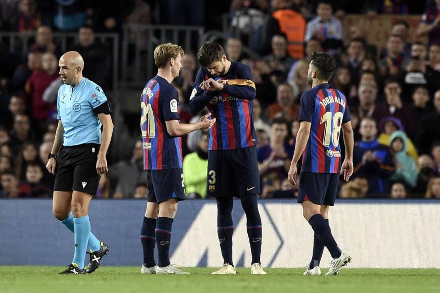 Llegando al minuto 83, Gerard Piqué fue sustituido sin antes ser ovacionado. Se quitó el brazalete de capitán para dejarselo a Jordi Alba.