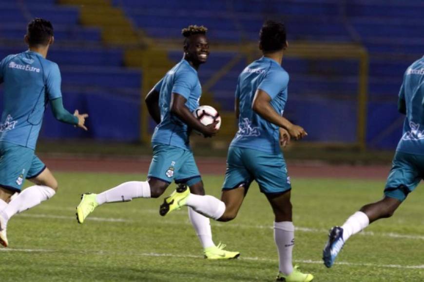 El mediocampista colombiano Deinner Quiñones muy sonriente en el entrenamiento del Santos.