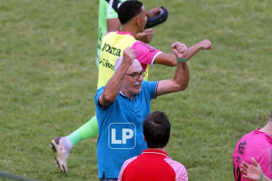 La eufórica celebración del entrenador uruguayo Manuel Keosseián durante el derbi sampedrano ante el Real España.