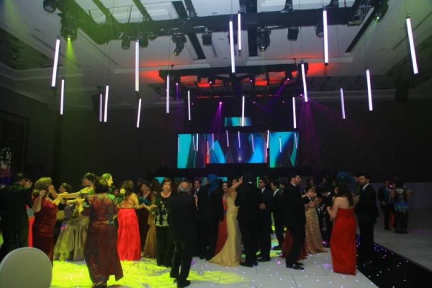 Los efectos Los invitados bailaron con los ritmos del disyóquey Carlos Blanco en medio de efectos tecnológicos de luz por Xtreme Eventos.
