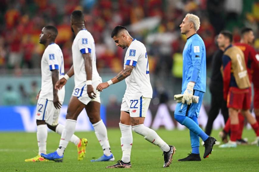 Tristeza y dolor de los jugadores de Costa Rica al final del partido tras la derrota ante España.