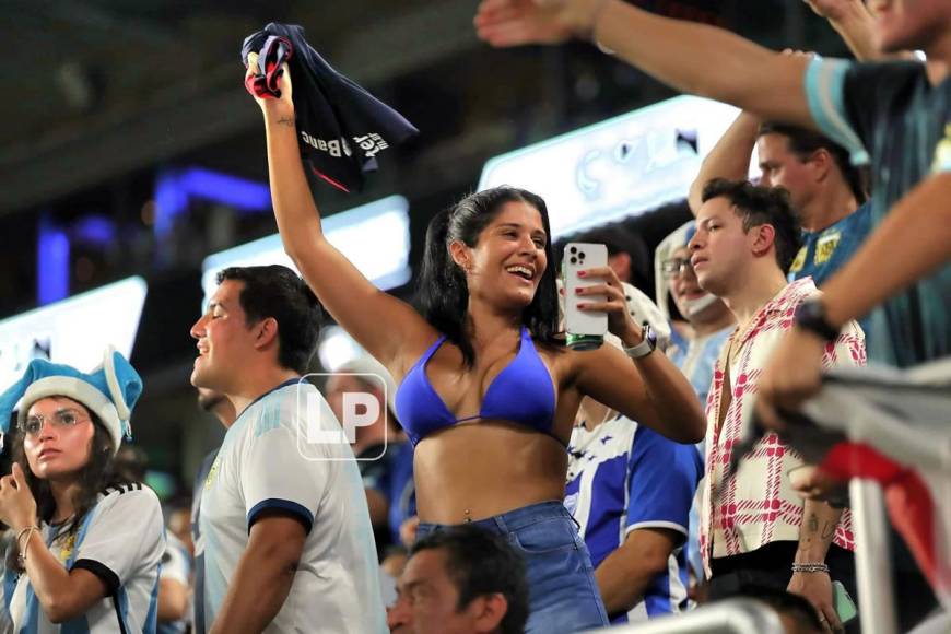 Esta aficionada estaba tan emocionado que se quitó la camiseta y quedó sostén.