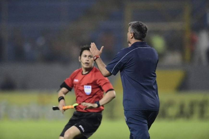 Diego Vázquez corrió hasta el centro del campo para reclamarle al árbitro Raúl Castro.