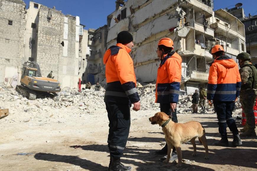 Al otro lado de la frontera, el descontento crece ante la reacción de las autoridades al terremoto que, según admitió el miércoles el mismo presidente Recep Tayyip Erdogan, tuvo “deficiencias”.