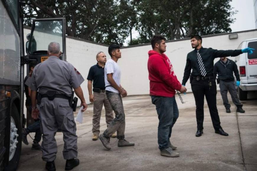 Los inmigrantes, la mayoría de origen hondureño, fueron trasladados a la corte en un autobús, escoltados por agentes federales.