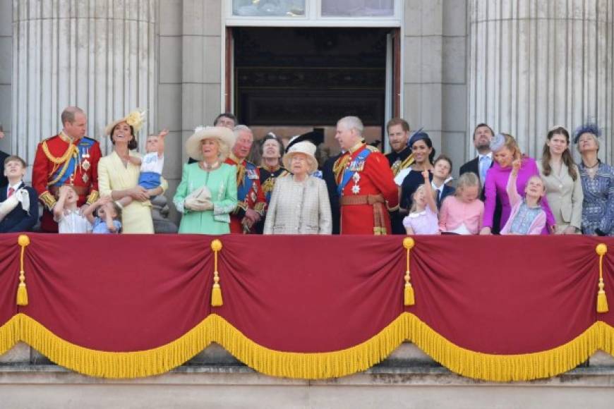 Al término del desfile, los miembros de la familia real regresaron al palacio de Buckingham, residencia oficial de la soberana en Londres, para contemplar desde el balcón una exhibición aérea de la Real Fuerza Aérea británica (RAF).