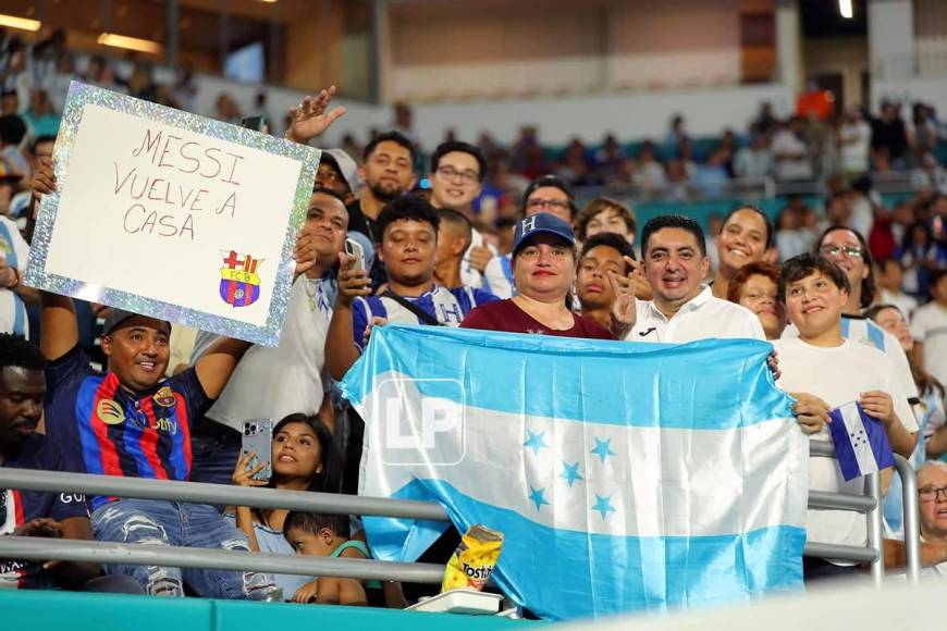 “Messi, vuelve a casa”, el pedido de este aficionado con la camiseta del Barcelona.