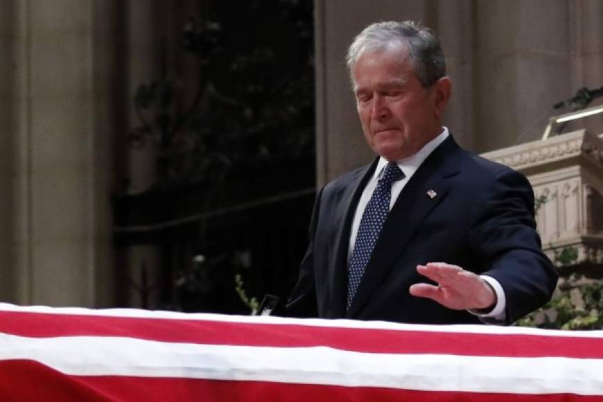 Bush hijo tocó el ataúd dos veces tras pronunciar un discurso cargado de elogios y humor, durante el cual su voz se quebró hasta las lágrimas recordando anécdotas y enseñanzas de su padre, muerto el viernes a los 94 años.