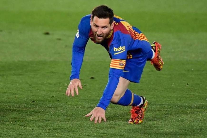 Los del Barcelona reclamaron una falta previa sobre Messi tras el gol de Benzema.