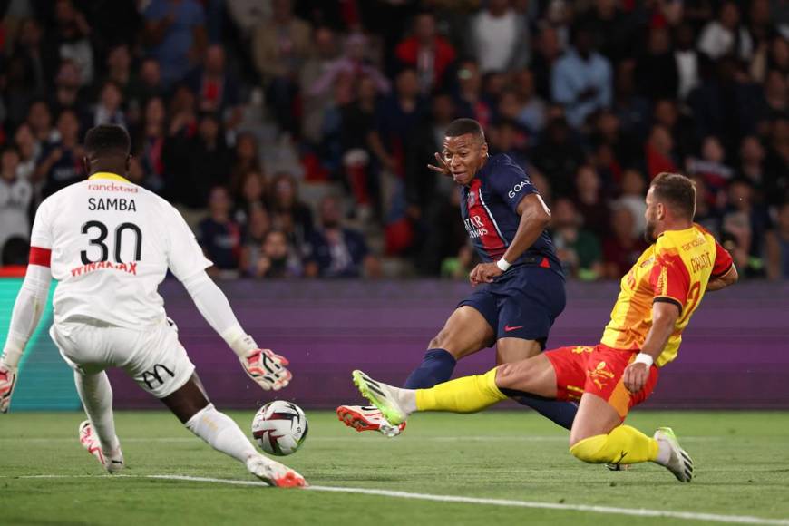 Kylian Mbappé estuvo cerca de marcar en esta jugada, pero el portero del Lens, Brice Samba, evitó el gol.