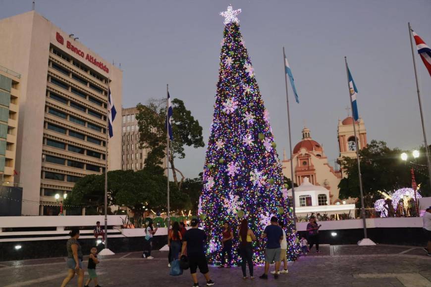 Un enorme árbol navideño resalta en el parque central de San Pedro Sula.
