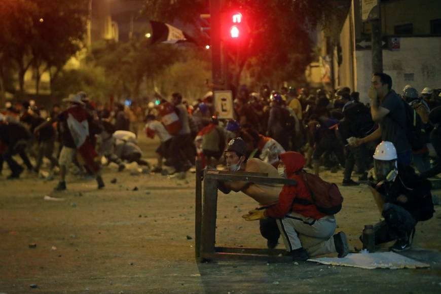 Detonaciones de bombas lacrimógenas de la policía e intercambio de pedradas y bloques de cemento marcaron el ritmo de una noche violenta el sábado, donde hubo al menos siete heridos que permanecen hospitalizados, y 28 policías lesionados, según la Defensoría del Pueblo.