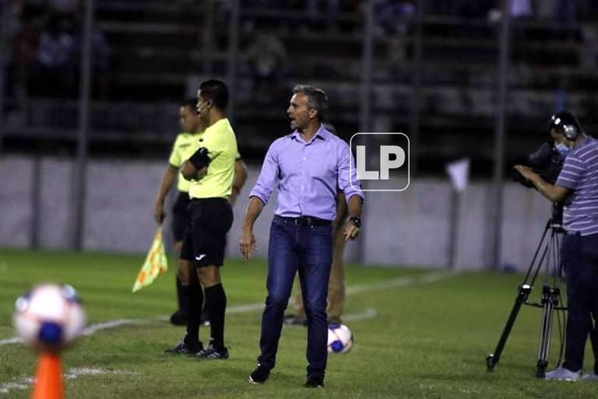 Pablo Lavallén estuvo a pie de campo durante el triunfo ante Platense.