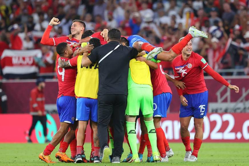Los jugadores de Costa Rica celebrando en el campo la clasificación al Mundial de Qatar 2022.