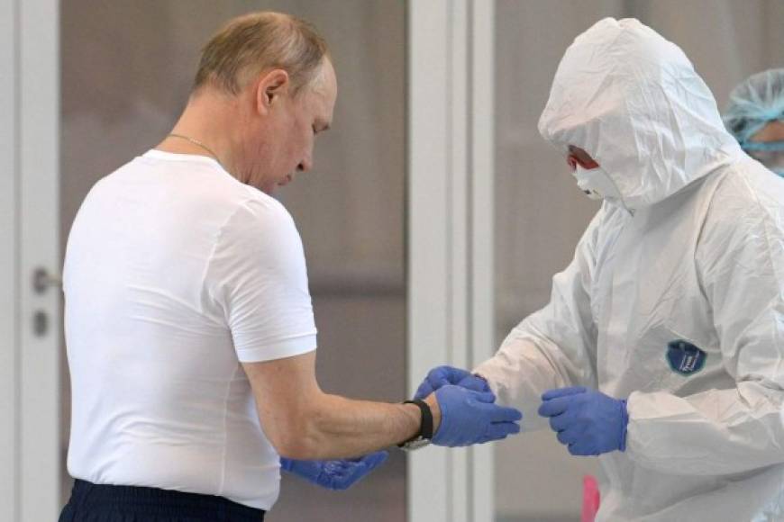 Putin, primer presidente en el mundo en visitar pacientes infectados con coronavirus