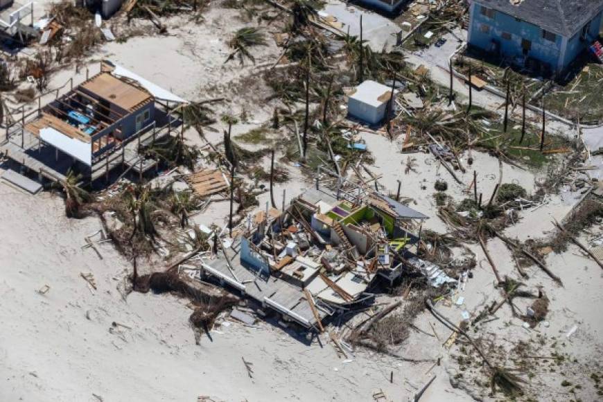 La Guardia Costera estadounidense dijo que había rescatado a 135 personas en Bahamas este jueves con 10 helicópteros y tres barcos cortadores.<br/>