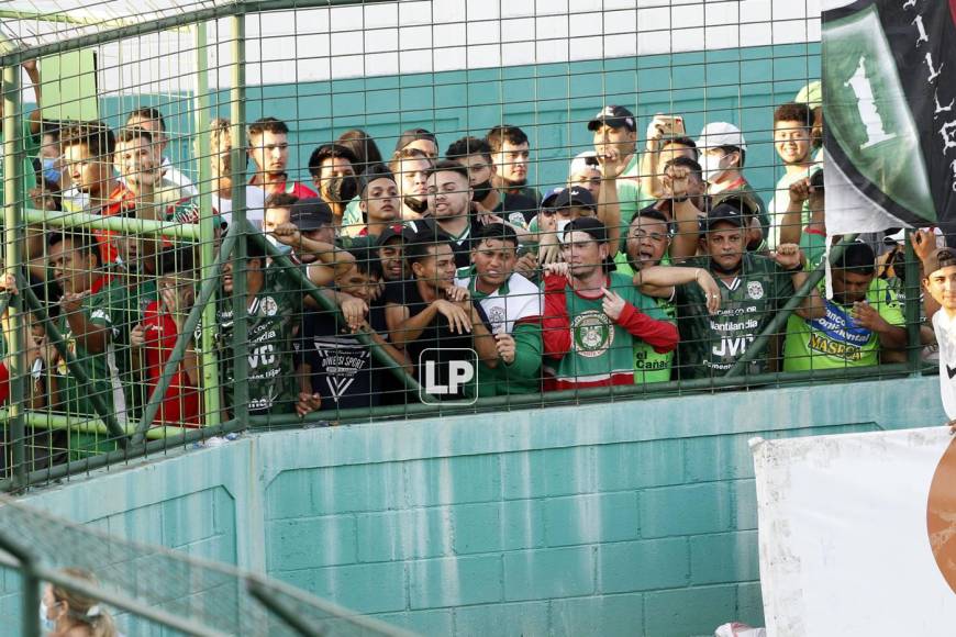 Aficionados del Marathón reaccionaron molestos por la dura derrota ante Motagua y le gritaron de todos a los jugadores verdolagas al final del partido.