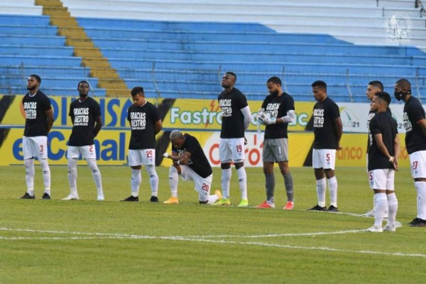 Los jugadores del Olimpia durante el minuto de silencio en memoria a Chelato Uclés.