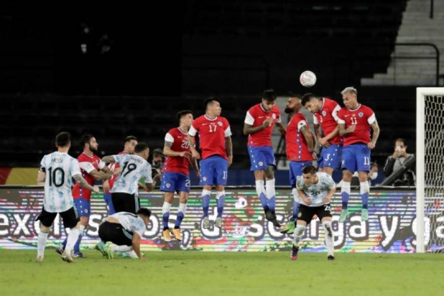 A los 33 minutos de la primera parte, Lionel Messi abrió el marcador del Argentina-Chile con una preciosa falta directa.