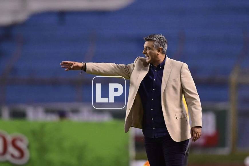 Diego Vázquez, entrenador de la Selección de Honduras, empezó dirigiendo el partido con saco.