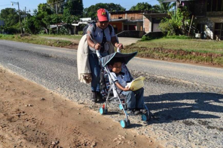 Las madres con sus hijos marchan despacio detrás de la caravana que partió esta madrugada de la comunidad de Huixtla, en el estado de Chiapas, donde acamparon el martes para recuperarse.